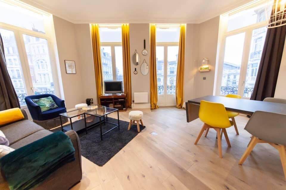 Image représentant le salon d'un appartement à vendre sur Lille par agence immobilière de Lille