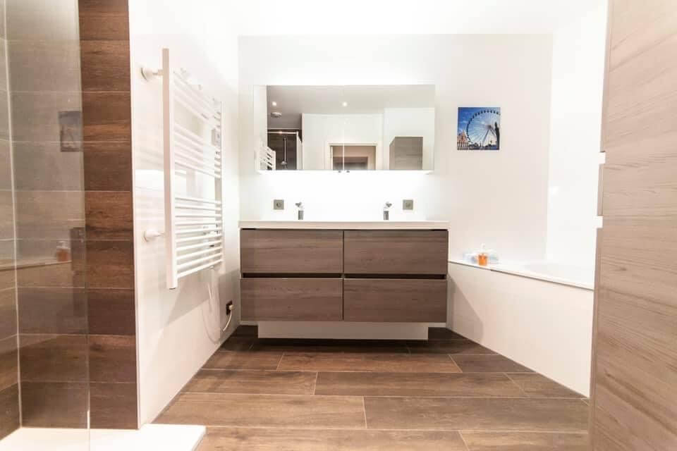 Image représentant la salle de bain d'un appartement à vendre sur Lille par agence immobilière de Lille