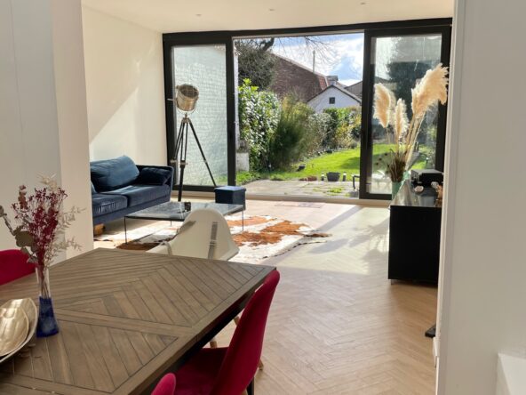 Image représentant le salon d'une maison à vendre sur mouvaux par une agence immobilière de Lille.